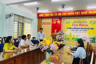 Nhân kỷ niệm 43 năm Ngày Nhà giáo Việt Nam (20/11/1982 – 20/11/2025), chiều ngày 18/11, các đồng chí lãnh đạo Đảng ủy, UBND, UBMTTQ Việt Nam phường Trà Câu đã đến thăm, chúc mừng quý thầy cô giáo Trường THCS Phổ Thuận.